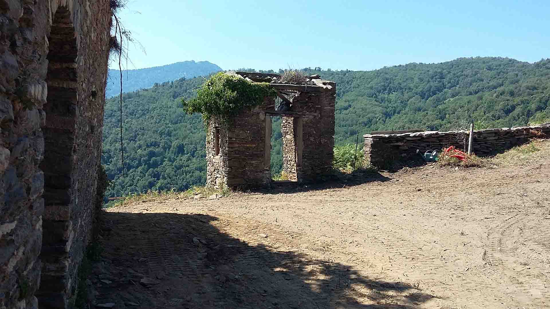 Les ruines de la porte du gîte du domaine Colonna Santini en Corse